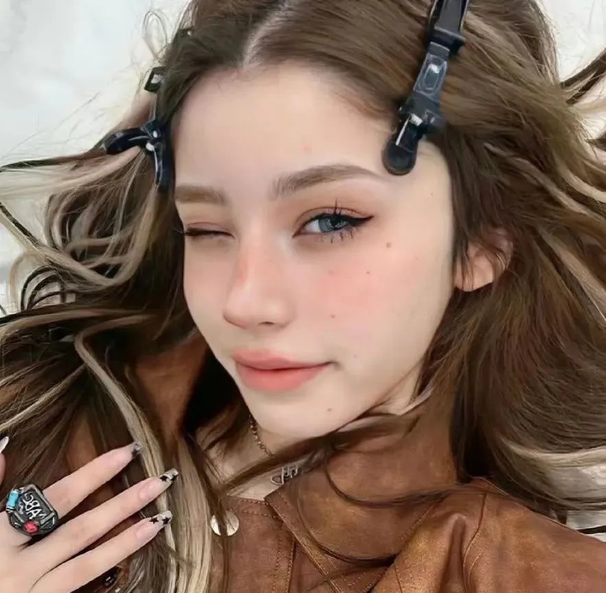 一眼秋水不见深